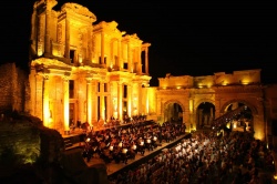 Evento nocturno en la Biblioteca de Celso en Éfeso