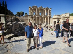 Cliente de la Excursión Privada dela Orilla de Éfeso frente a la Biblioteca de Celso