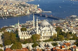 Vista da A Mesquita de Solimão de Istanbl e o Bósforo