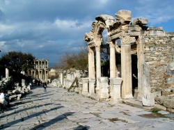 Calle Curetes - Templo de Adriano